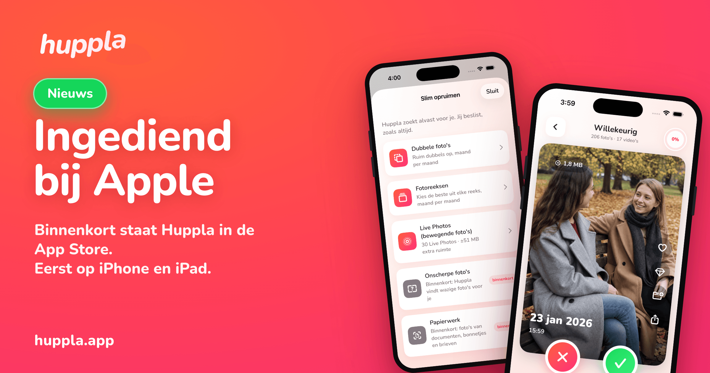 Twee iPhones met Huppla: het menu Slim opruimen en het veegscherm met een foto in beeld.